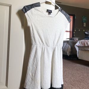 Girls 12, short sleeve byby, white & black pattern